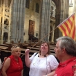 Con mi bandera catalana en la Catedral de San Vito en el Castillo de Praga con Rosana (la organizadora del grupo y propietaria de gran tienda esot�rica en Barcelona) y su marido en el Castillo de Praga el 13 / 6 / 2015