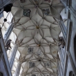 La bóveda de estilo gótico tardío que decora la nave central de La Catedral de Santa Bárbara