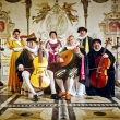 Los músicos en trajes de la epoca tocando la musica renacentista con los instrumentos de La Edad Media y antepasados de los actuales como el LAÚD