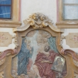 Frésco en la fachada de la servecería Dónde el Buey Negro en la Plaza de Loreto en cual San Lucás está retratando a La Virgen María