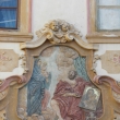 Fr�sco en la fachada de la servecer�a D�nde el Buey Negro en la Plaza de Loreto en cual San Luc�s est� retratando a La Virgen Mar�a