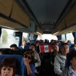 Los peruanos y andinos en autobus con la bandera de Per� que se la regal� partiendo de Praga a Viena, noviembre de 2013
