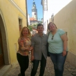 Con Juan y Michelle de Cozumel muy buenos clientes de M�xico en �esk� Krumlov junio 2014. La foto siempre me va a ser de acurdo como divino lo pasamos por ser ustedes muy buena gente y el lindo tiempo que nos hizo. Gracias por todo. Abrazo Karol�na