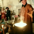 Entre el plato principal y el postre sigue el entretenimiento no s�lo del emperador Rodolfo II pero de toda su corte y los presentes con la presentaci�n del alquimista. Diversi�n muy querida y preferida por el mismo emperador en su �poca del Siglo de Oro.