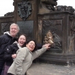 Una fant�stica familia chilena tocando la estatua de San Juan Nepomuceno en el Puente de Carlos que sirve para volver a Praga - junio 2012 (hiz� excepcionalmente fr�o)