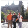 Con 2 buenos canarios y mi bandera canaria en el Castillo de Praga 2008