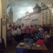 El 9 de diciembre de 2016 con el grupo simp�tico de Segovia continuando goznado su estancia en Praga en el tour conmigo por las 3 cervecer�as t�picas (tour de la cerveza) en una de ellas que se encuentra en un s�tano de antigua Praga del siglo 13.