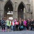 Con Ana y su grupo peruano-andino de almas de casa que viven en Milán, el 1 de novimbre de 2013 en Praga delante de la iglesia de La Virgen María bajo cadena