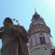La estatua de la Virgen María con la torre del castillo